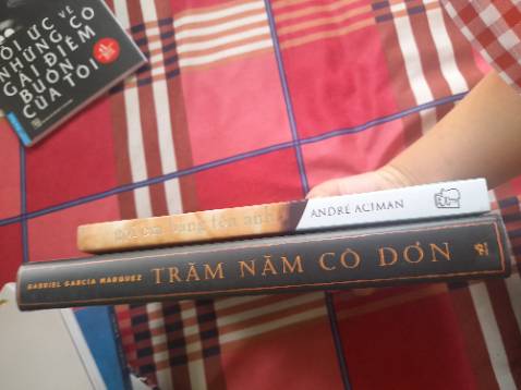 _Biết sách trước nhưng lại coi phim nên về sách thì mình chưa được chữ nào...
_Sách khổ nhỏ và khá dày(Mình lấy quyển Trăm năm cho mn dễ tưởng tượng)
_Giấy màu ngà