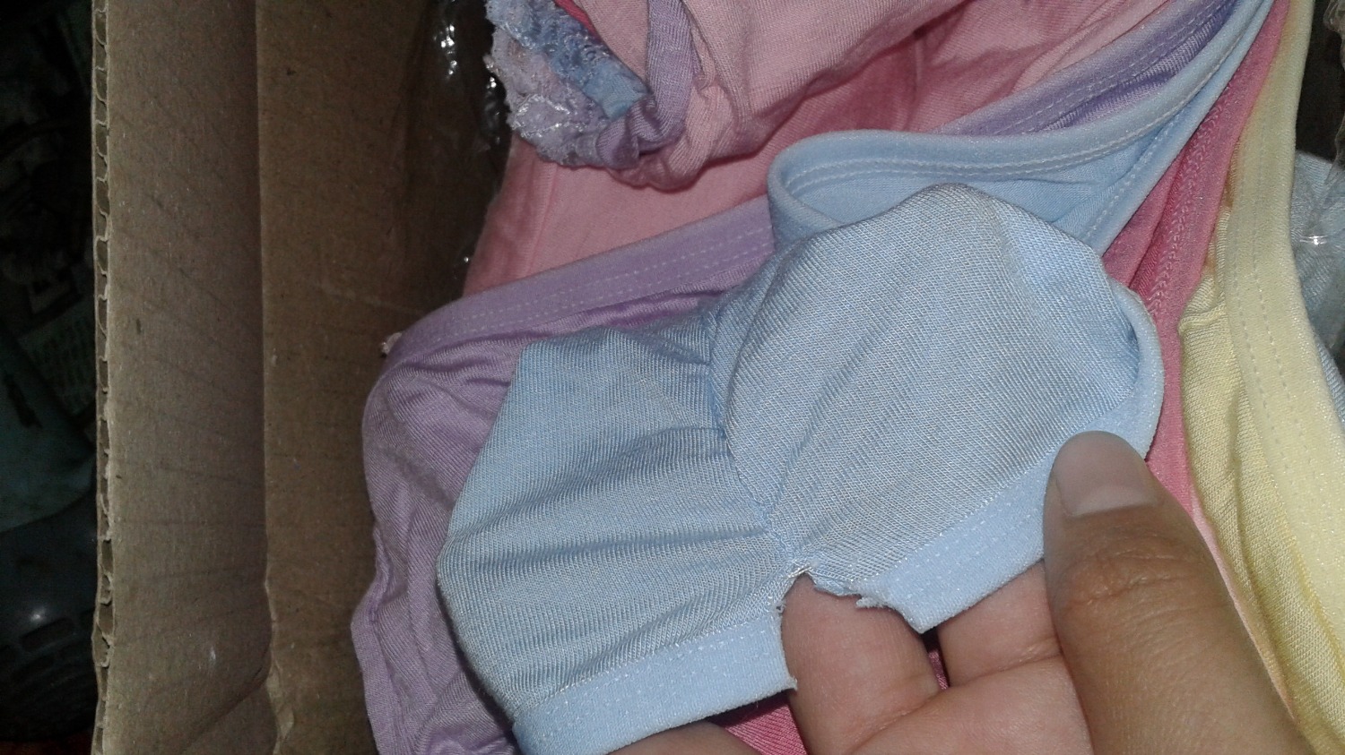 Sản phẩm y như hình nha mọi người, không dày không mỏng, mặc cảm giác không nóng, mặc nhẹ, mình mặc thấy ok nên là mua 2 lần rồi ạ. 
2 đơn hàng có 1 cái đường may bị lỗi, mình may lại được nên cũng không sao hihi
Có hình mọi người tham khảo nhé: