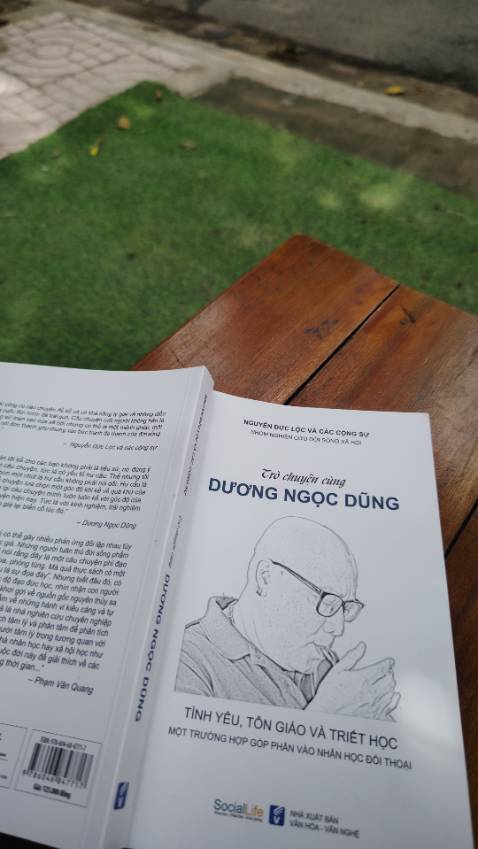 Sách đẹp, giấy dầy nhưng mềm , tone ấm dễ chịu với mắt. Cách viết gần gũi dễ đọc, tuy nhiên đọc giả cần có một chút khác niệm về triết học cơ bản nếu không thì khó nhập đề dc