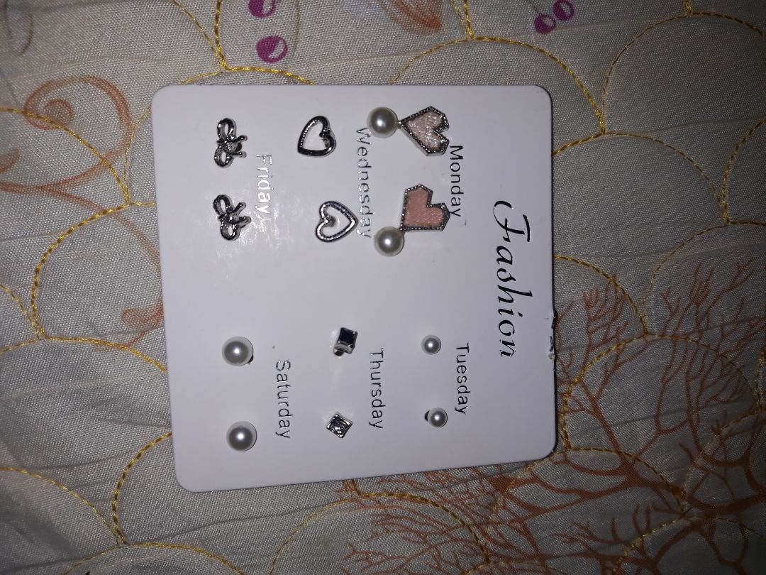 đã nhận được hàng, nhưng ko giống hình mẫu cho lắm và tệ nhất là đôi màu hồng bị lỗi nhìn khá là ghê