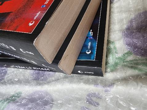 Sách bẩn, dập và không có seal. Thấy t săn được giá rẻ nên gửi sách cũ phải không ?