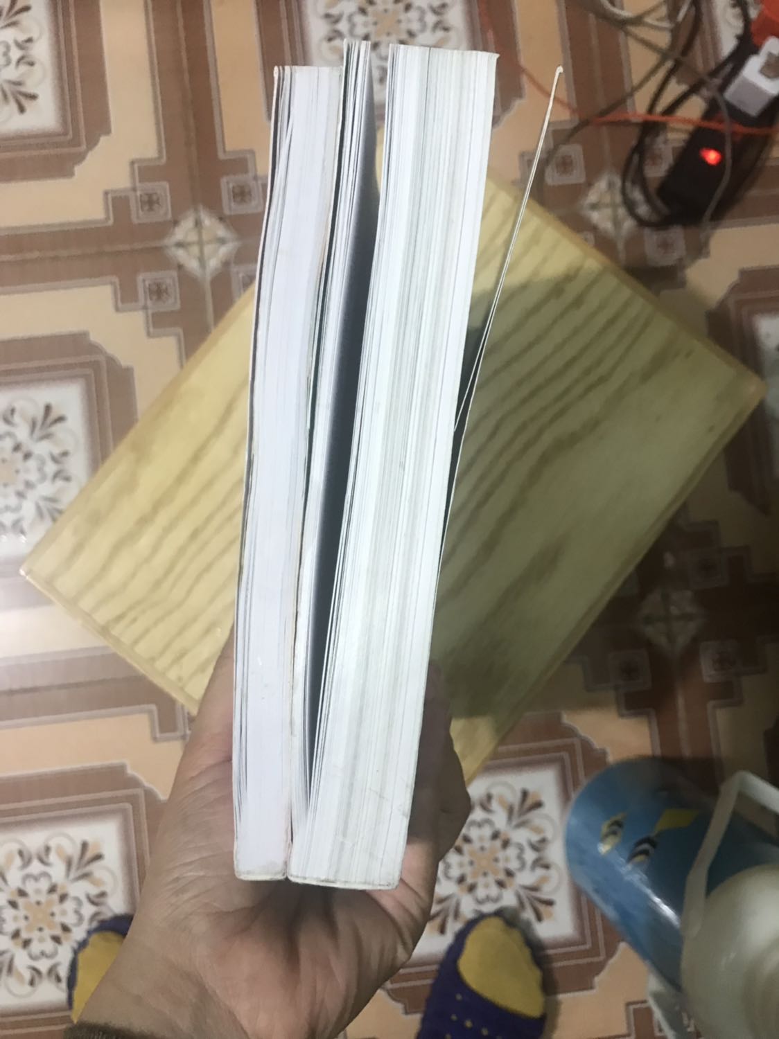 Sách được giao đến tay với chiếc hộp bị lủng! Vứt hộp từ hqa rồi nên ko chụp đc ảnh. Thương a ship nên nhận. Nhưng khâu đóng gói thật sự quá chán. Chồng mk động vào con hỏi sách cũ ak!!! Vì các vết bẩn ở sách như ảnh mk chụp. Mk thấy thường là sách mới sẽ có nilong bọc cả quyển. Nhưng lúc mk nhận ko thấy có...