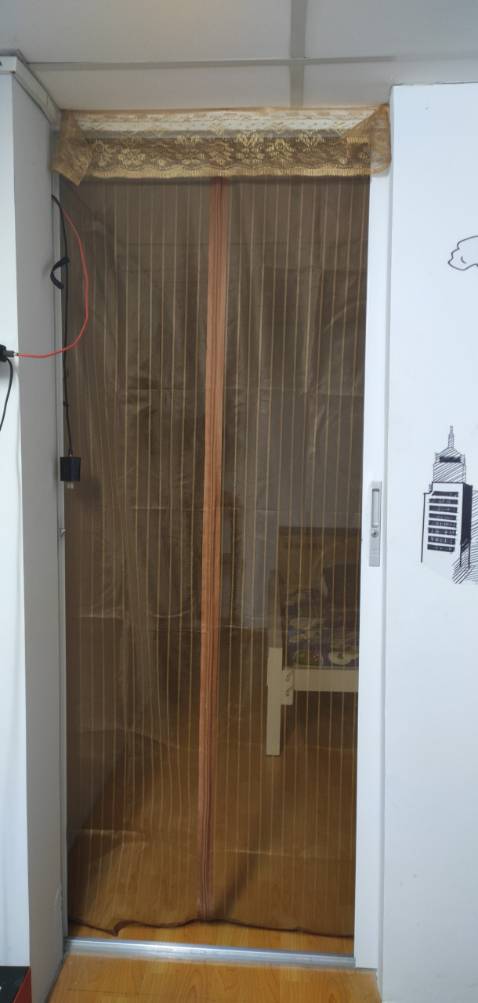 Dễ thao tác, lắp đặt. Sản phẩm phù hợp với cửa phòng nhỏ 80cm. Nam châm mềm chưa biết từ tính có được lâu dài không. Được cái là mấy đêm rồi ngủ ngon, không bị muỗi làm phiền.