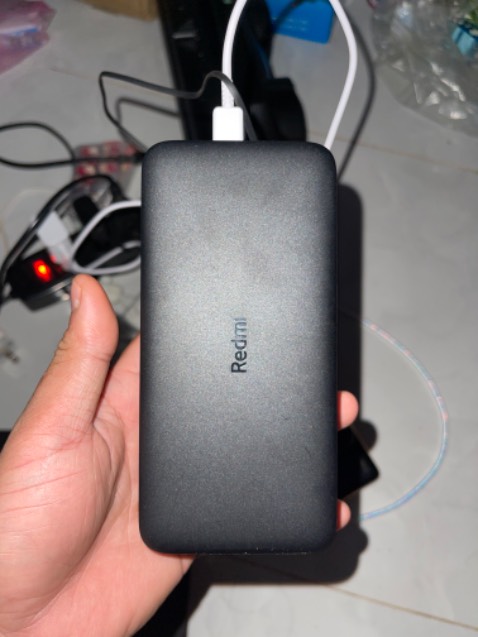 Sạc đầy pin thì hơi lâu nhưng sạc điện thoại thì đúng nhanh + dung lượng pin lớn sạc được nhiều lần cầm hơi nặng tay nhưng sài tốt