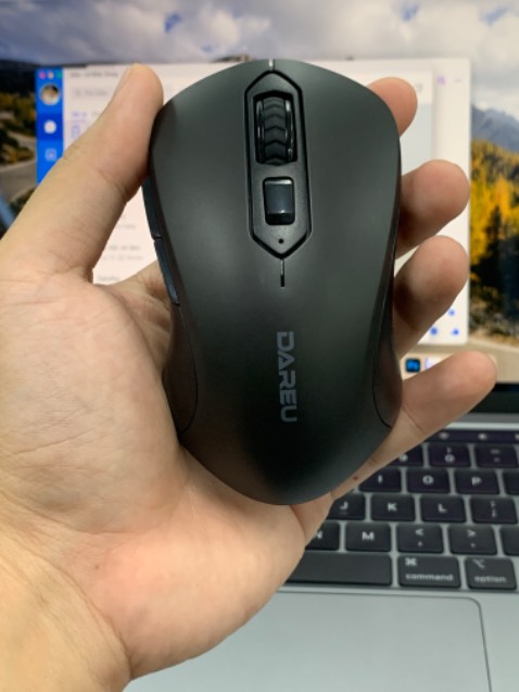 Chuột đầm tay, lướt với mousepad êm, click êm mới đầu còn hơi nặng, tức là mua voucher 210k chưa đầy 2 tiếng sau shop sale chưa voucher 115k :)