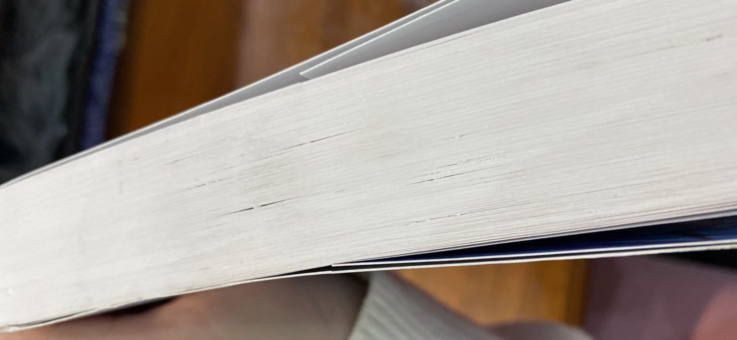 Sách bị dơ xíu :((((( Mình lau mãi mà hỏng hết