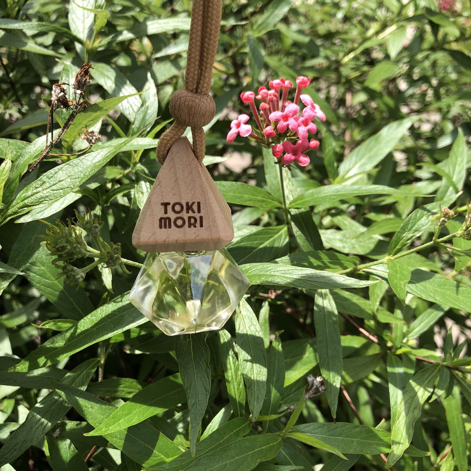 Mùi sả chanh quen thuộc, mình dùng chai xông của TOKI MORI thấy thích nên mua luôn lọ treo này. Mở nắp rồi treo trong phòng khách thì thơm mát suốt cả ngày, muỗi cũng đỡ bay ra bay vô. Giá tốt, hộp đẹp thân thiện môi trường, Tiki giao hàng thần tốc luôn.