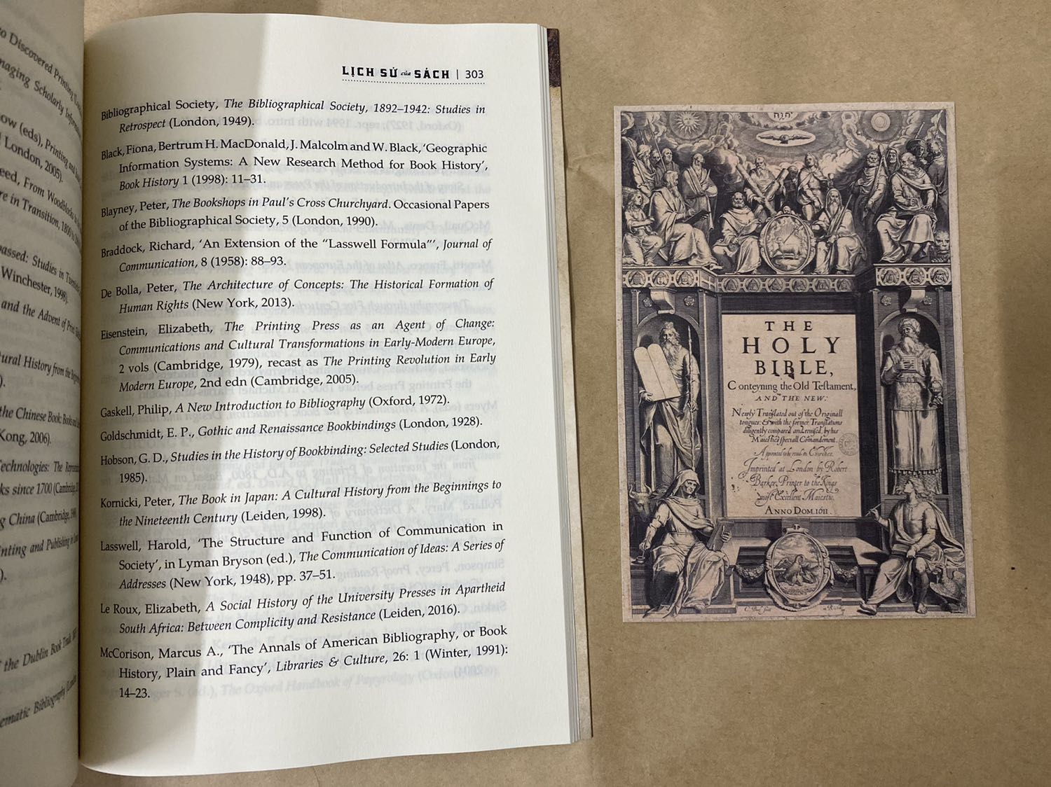 Cuốn sách chuẩn "lịch sử của sách" bao gồm rất nhiều kiến thức hữu ích cho người đọc. Mình càng đọc càng thấy thích thú cho dù trong quá trình đọc tương đối lâu vì phải ghi nhớ khá nhiều thông tin. 

Được tặng kèm bookmark rất đẹp!