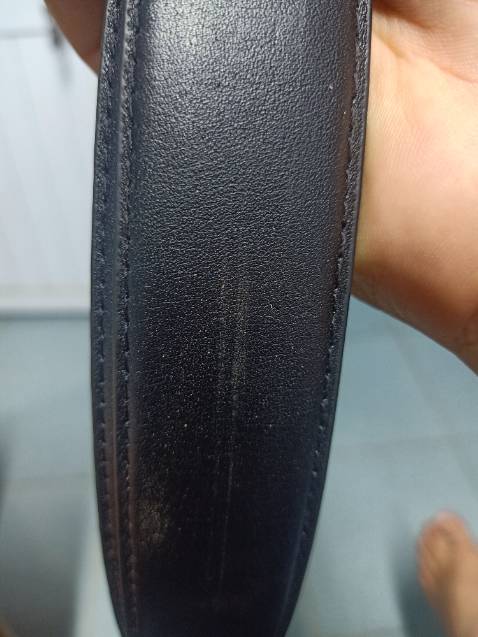 Con mẹ bút nịt chưa mài để dây nịt vô làm 4 vệt chạy dài mất y một buổi tối mùa giấy nhám chà mấy cạnh sắc của bút nịt. Chờ 1 sao. Chà sửa bất điên người