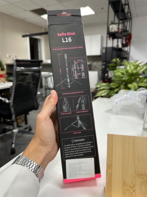 Chất liệu cứng cáp, cầm chắc tay, giao hàng cẩn thận, có miếng điều chỉnh bằng bluetooh để chụp từ xa dễ dàng. giao Tikinow rất nhanh, đặt 22h hôm trước thì 10h sáng hôm sau có hàng (2 tiếng giờ hành chính). Điểm cộng là cái hộp bỏ vừa cốp xe ga nhỏ như Vision sướng lắm. Điểm trừ là tờ hướng dẫn sử dụng bằng tiếng việt quá mờ không đọc được nha shop.