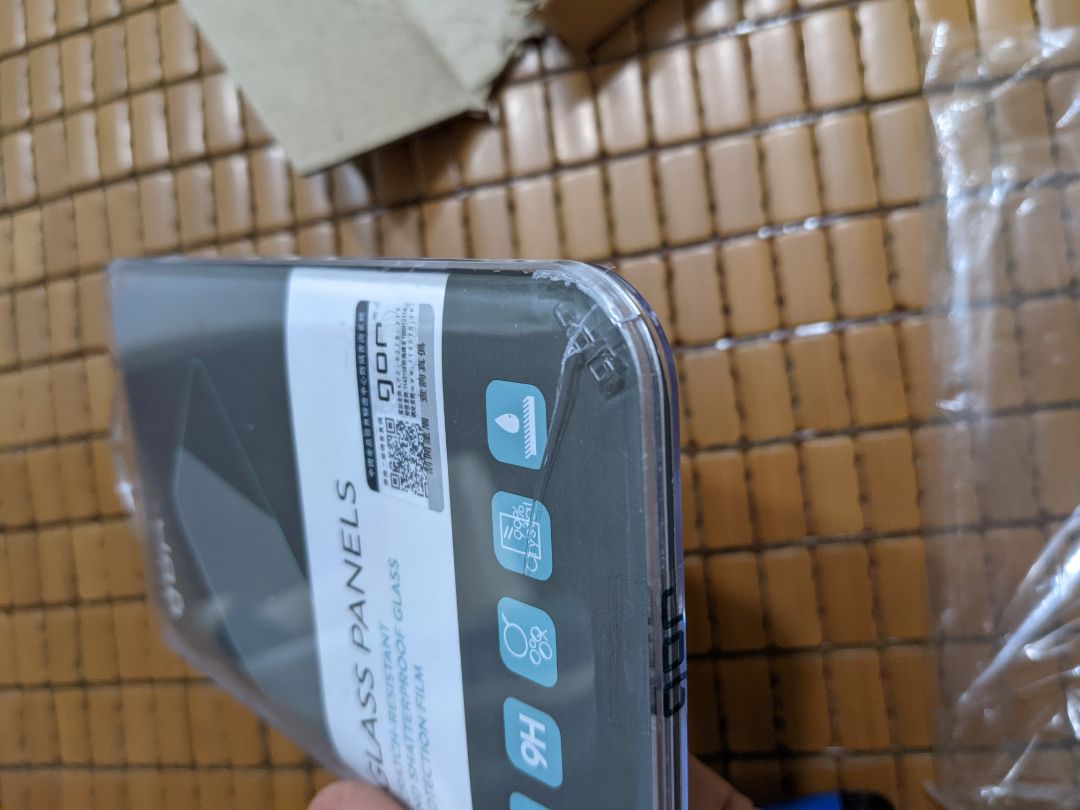 giao hàng nhanh, sản phẩm có hộp bảo vệ cẩn thận, dù vỡ vỏ nhưng tấm dán vẫn ok bên trong, đủ phụ kiện để vệ sinh dán lại