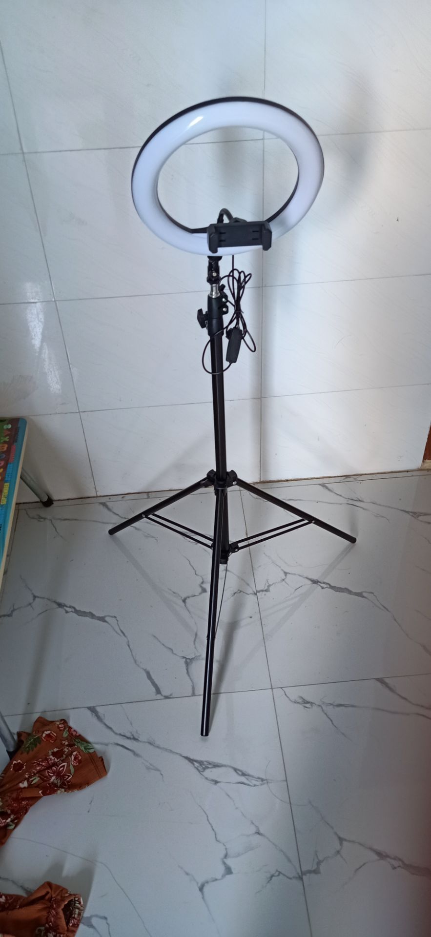 hàng ok, đèn sáng có 2 màu có tùy chỉnh độ sáng , cao 2m và tùy chỉnh độ cao đc, tổng quan nhìn chắc chắn gói hàng cẩn thận