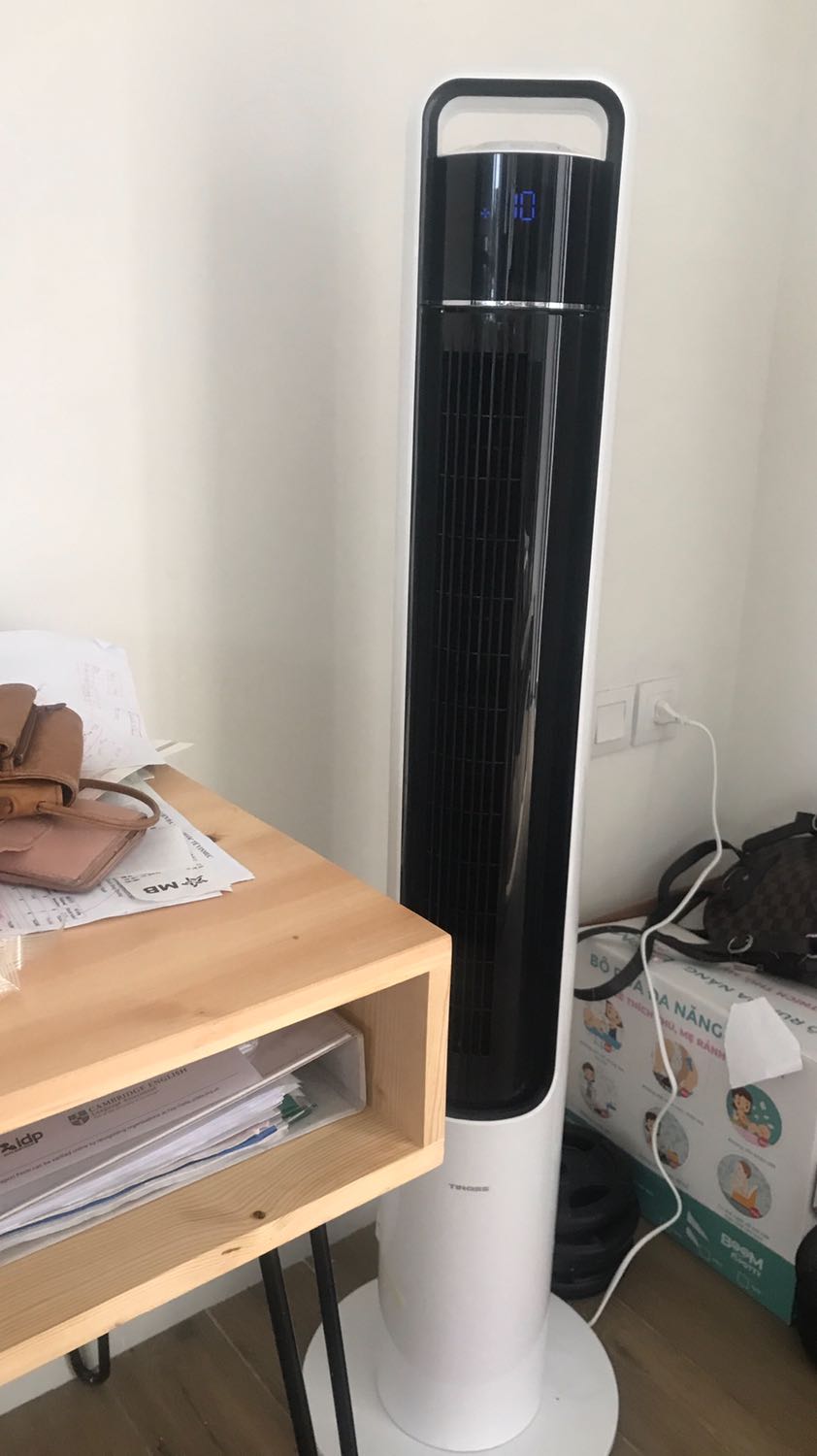 Quạt đẹp, cũng khá mát nhưng k bằng quạt cây bình thường được, ngồi gần thì ok. 
Nhg có 1 nhược điểm là đế quá nhẹ, quạt lại quá cao làm ko chắc chắn, nhất là với nhà có trẻ con, lôi nhẹ là đổ. 
Giao hàng chậm mất 4 ngày so với dự kiến, chắc do dịch. Nhân viên gh của GHN thân thiện. Quạt đẹp, cũng khá mát nhưng k bằng quạt cây bình thường được, ngồi gần thì ok. 
Nhg có 1 nhược điểm là đế quá nhẹ, quạt lại quá cao làm ko chắc chắn, nhất là với nhà có trẻ con, lôi nhẹ là đổ. 
Giao hàng chậm mất 4 ngày so với dự kiến, chắc do dịch. Nhân viên gh của GHN thân thiện.