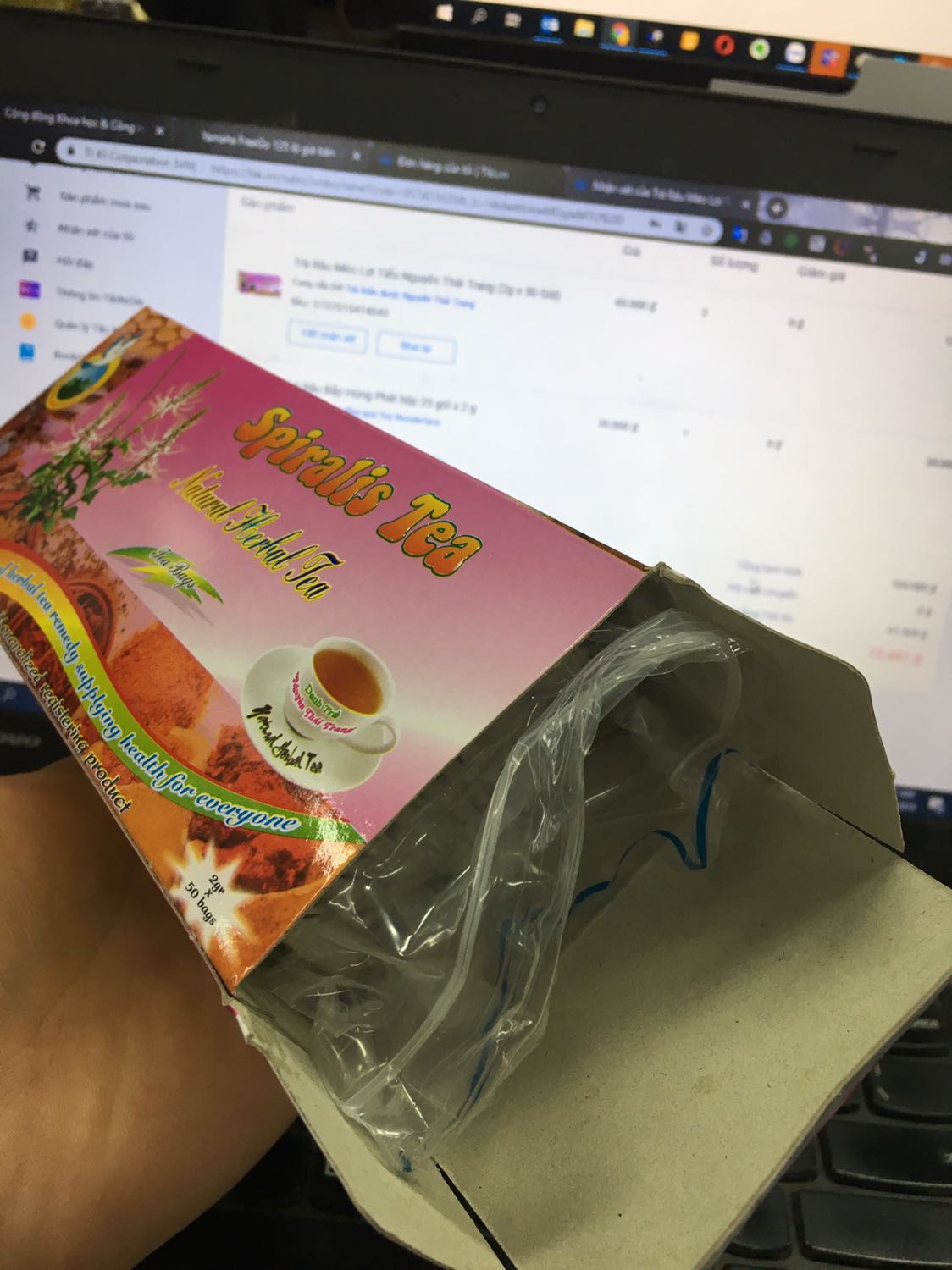 Mua 2 lần 3 hộp, 2 hộp đầu uống thấy ok, dự định sẽ mua tiếp sau khi hết hộp thứ 3. Nhưng khi mở hộp thứ 3 ra uống thì thấy bên trong ko đóng bịch kín làm hư trà, ngửi ko thấy mùi gì cả (2 hộp trước khi mở ra nghe mùi thơm nức cả phòng). Pha thử thì thấy một màu đen, mùi hôi của ẩm mốc bốc lên. Liên hệ hỗ trợ tiki thì ko được hỗ trợ với lý do mình ko kiểm tra lúc mới nhận hàng, xin thưa là mình mua một lúc 2 hộp và kiểm tra bên ngoài ko gì bất thường còn có bọc siêu nữa mà, nên để uống đến đâu khui tới đó.
Đây cũng là lần thứ 2 mua đồ ăn trên tiki, và cả 2 lần đều có vấn đề về chất lượng (lần trước trả lại được). Thiết nghĩ tiki ko quản lý được chất lượng của thực phẩm thì ko nên bán các mặt hàng này nữa, làm khách hàng mất tiền mà ko được gì lại còn bực mình ????????