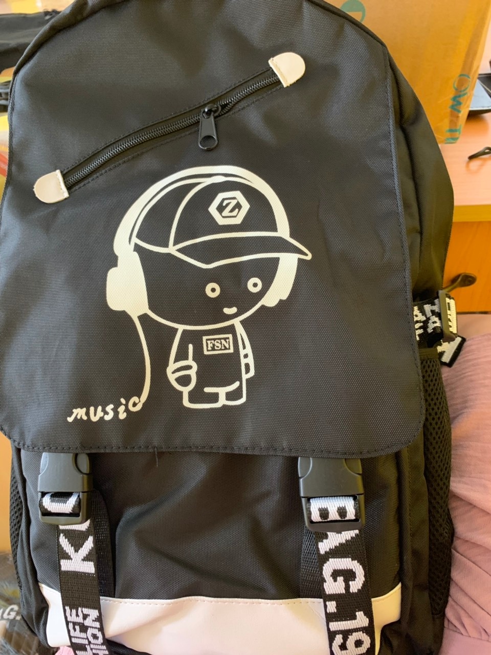 Thích quá Tiki ơi, balo đẹp cực ý, hình so ciu, lại còn rộng rãi, có thể đựng quần áo đi du lịch được nữa. Nhưng có 1 điều mình muốn góp ý là lần sau tiki có thể đừng gập balo lại được không, mình nhận hàng thấy giao cái hộp bé xíu, mở ra thấy balo bị gập hỏng hết cả form, may là balo đẹp, chứ ko mình trả hàng rồi.