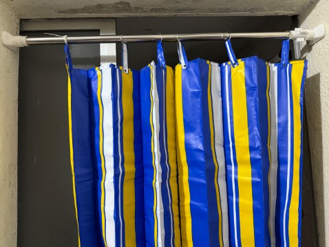 Thanh treo dễ lắp đặt, bắt vào tường chắc chắn, treo rèm phù hợp, kéo rèm trơn dễ dàng. Tuy nhiên shop có thể thêm lưu ý với khách mua là cần chú ý kích cỡ khoen treo rèm nhà mình để có thể luồn vừa thanh treo của shop (khoen treo rèm nhà mình hơi nhỏ, vẫn vừa thanh treo nhưng hơi vướng khi kéo rèm qua đoạn khớp nối của thanh treo).