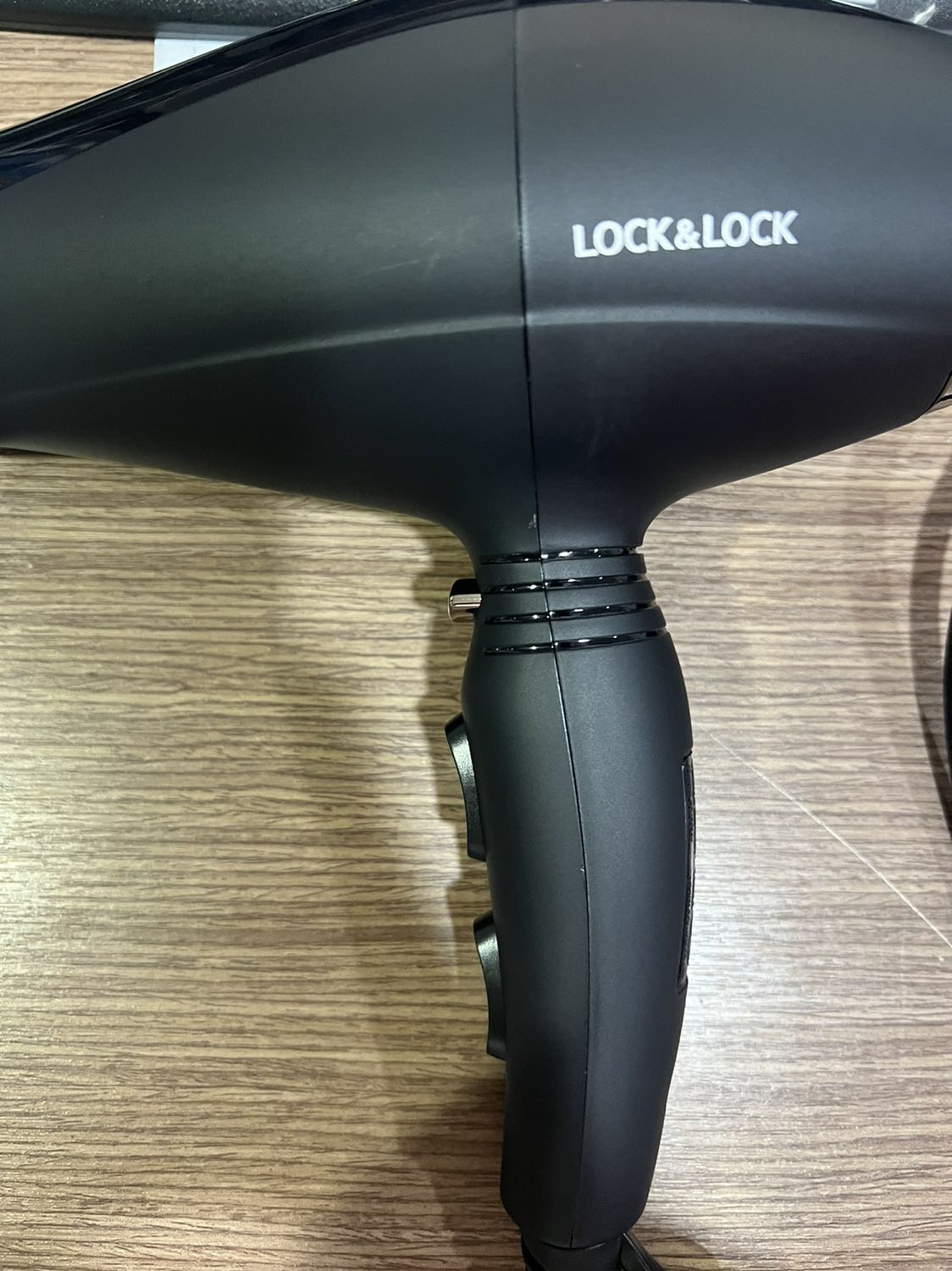 Máy cầm nặng tay , có kèm mấy đầu để thay đổi. Sp ok