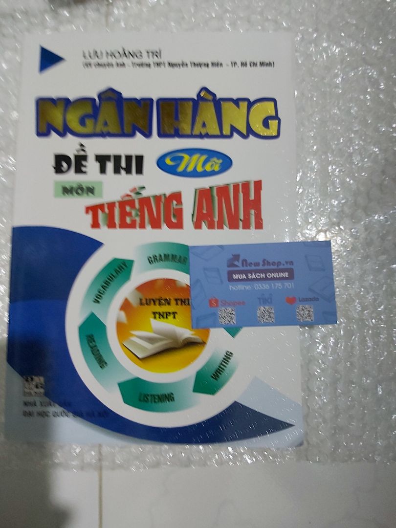 Sách dày, bìa mỏng. Trang sách có hơi cong và gáy hơi xước. Nội dung ôn tập rât phù hợp cho việc củng cố kiến thức và ôn thi Đại Học.