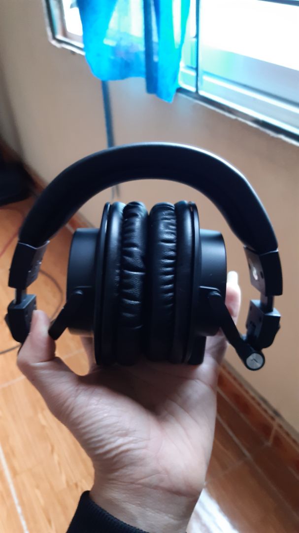 Thật sự thì tai nghe quá tuyệt vời. Mình phê bình cách đóng gói của Tiki. Hàng là đồ điện tử, vậy mà không hề cho vào hộp và chèn lót cẩn thận như mọi lần mình mua. Thay vào đó chỉ bọc một lớp túi bóng mỏng tang. Vận chuyển xa như vậy liệu có đảm bảo không !!n