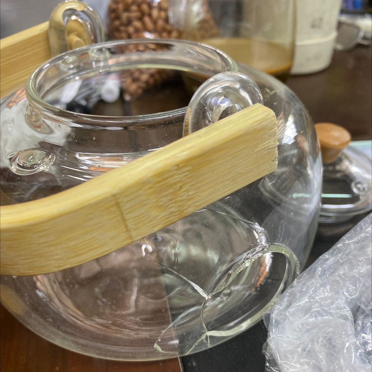 Shippe giao hàng tới nhà nhận tiền đi rồi mở ra mới thấy bình bị bể gãy mất miệng bình sao mà xài