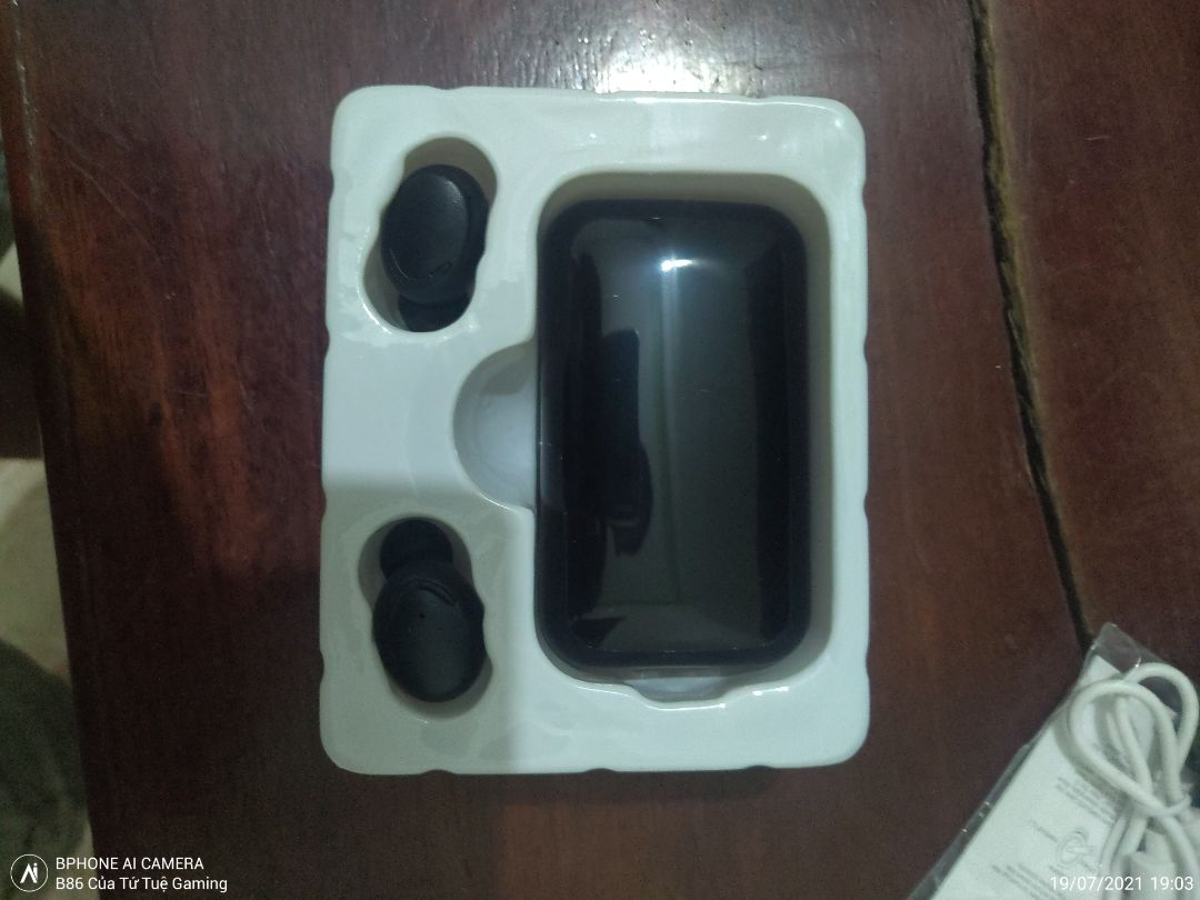 Tai nghe dùng khá ổn, có độ trễ không đáng kể ( khoảng 0,4 - 0,7s ) khi xem phim nghe nhạc, nhưng có độ trễ khá cao khi chơi game ( 1,5 - 2s ). Nếu ai biết cách đeo thì sẽ thấy Âm bass nghe cũng khá rõ ( nói chung là ổn ). Về phần pin thì phải công nhận là rất là trâu bò, tôi dùng hết cả pin Đt mà tai nghe chưa hết pin. Phần sạc pin thì khá là nhanh. Nhược điểm duy nhất là tôi thấy là bản lề hơi lỏng.