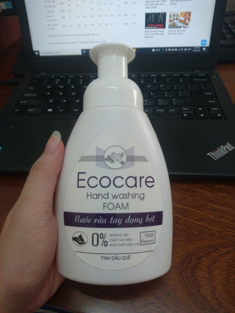 Xài được 1 thời gian thấy rất tốt. Mình hay dùng ngay sau tiếp xúc hồ sơ bệnh án. Rửa tay mới thấy bọt văng ra màu đen r bẩn do mực và bụi từ bệnh án. Mùi quế cũng thơm ấm và ngọt. Chỉ tiếc khi giao hàng là tiki ko quấn keo khoá khớp sp nên bọt sp có trào ra ngoài.