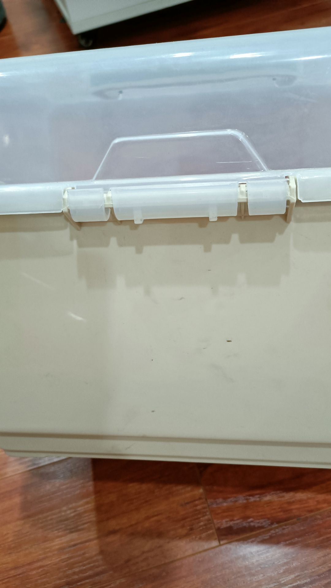 Hàng cũ, bẩn, xước xát nhiều. Không hài lòng.