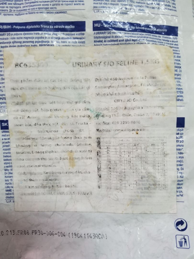 tình trạng bao bì sản phẩm vô cùng tồi tệ, nhàu nát, nhãn mác nhòe không đọc được chữ. Mình có chụp rất nhiều hình và quay clip làm bằng chứng, nếu tiki cần vui lòng liên hệ mình, mình sẵn sàng gửi, mình cũng có thể gửi trực tiếp sản phẩm lại để tiki xem chất lượng hàng hóa như thế nào. Đừng nói vỏ ngoài không ảnh hưởng chất lượng bên trong. Vỏ ngoài tệ như vậy (mọi người cứ xem hình) thì chả ai thèm mua đâu! Vì lúc giao tới không có mình, người nhà nhận giúp. Chứ nếu mình ở đó thì đã trả hàng về lại cho shipper ngay lập tức. Trước khi giao hàng đi bên tiki có kiểm tra sản phẩm không? Chứ sản phẩm xuống cấp trầm trọng như vậy vẫn giao đi được, làm ăn vậy là sao?