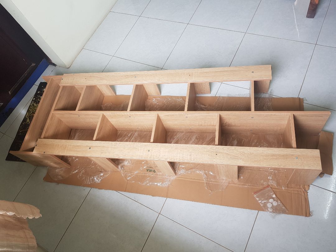 Sản phẩm đóng gói chắc chắn, giao hàng đúng hạn. Có 1 cuốn hướng dẫn lắp sản phẩm và một bịch vít bên trong. Các bước hướng dẫn lắp kệ rất dễ hiểu, dễ dàng để làm theo. Vị trí các lỗ bắt vít cũng rất khớp, không bị lệch. Tuy nhiên, bộ của mình thiếu mất 3 con vít và phần gắn đế chân kệ không có lỗ sẵn, phải đục lỗ để gắn vào. Nói chung kệ rất đẹp, chắc chắn, thật sự giá rất rẻ cho một cái kệ như vậy luôn. n