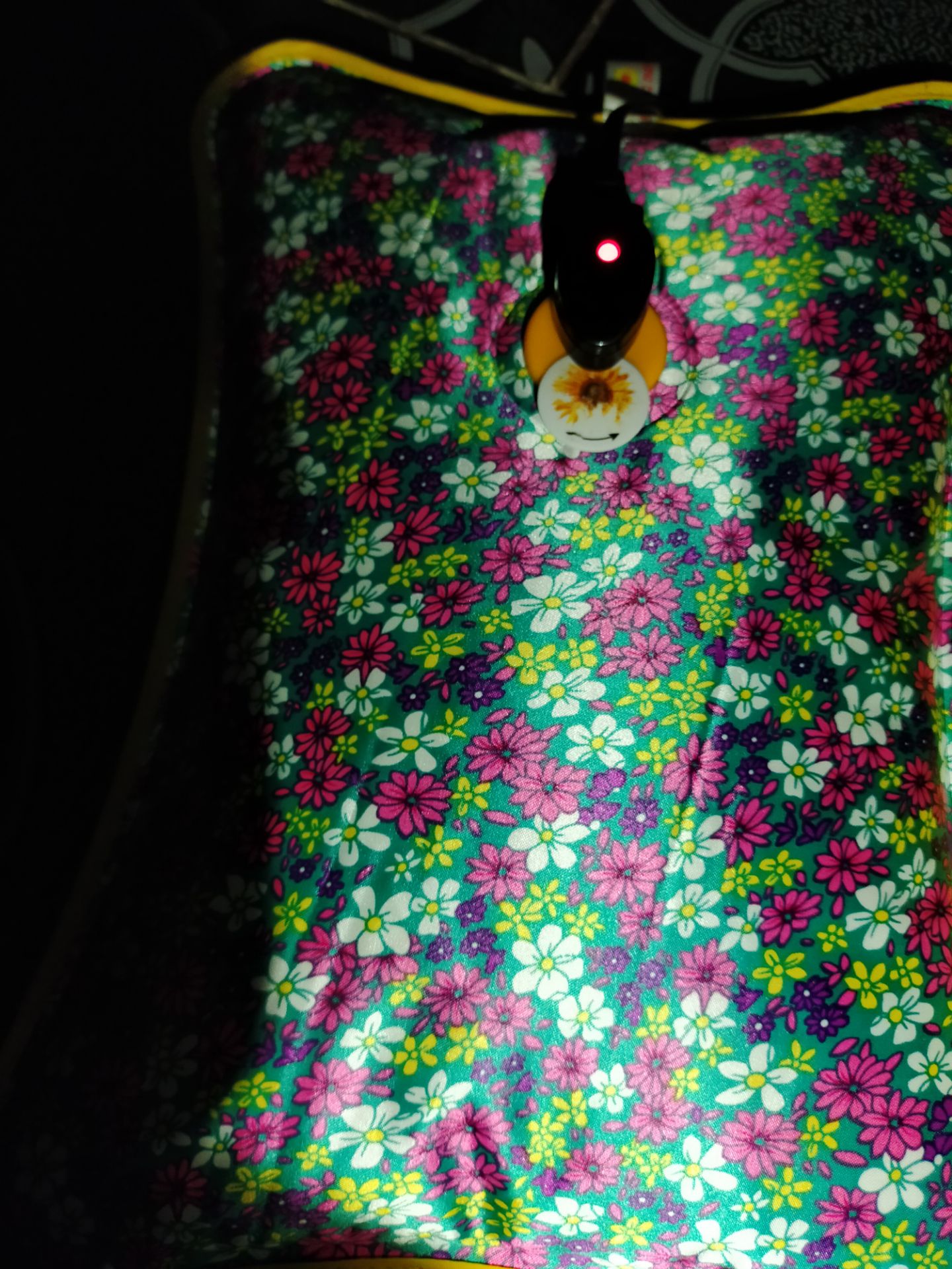 Mình đã dùng túi nóng hướng dương nhiều rồi nhưng hôm nay mình nhận được  món hàng rất tệ, hộp thì cứ lắm, chỗ phích cắm hình hoa hướng dương bong chóc hết mọt nữa, chứng tỏ đã qua dùng rồi và giữ nóng đc hơn 1h thôi. Mình cũng đang một cái nóng 6-7 h mới hết, cái này mua cho mẹ, nên mình cảm thấy bùn chak mang đi bỏ. Thật sự ko có bao nhiêu tiền mà làm mình thất vọng quá.