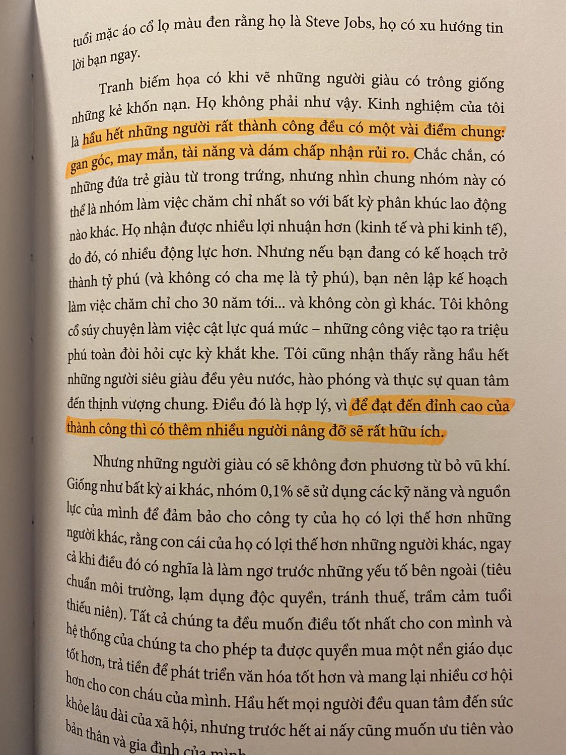 Cá nhân mình là người đã đọc qua rất nhiều cuốn sách best seller thì lại thấy nội dung sách này khá bình thường và thiếu điểm nhấn mới lạ và thú vị. Sách đưa ra nhiều ví dụ thực tiễn về các công ty hàng đầu của Mỹ kèm với tư tưởng chính trị thiên về 1 hướng nên chưa mang tính khách quan.
Nói chung là về hình thức sách khá đẹp, được bao bọc bằng bìa cứng và chất lượng giấy tốt. Còn về phần nội dung thì mình thấy chưa thật sự hấp dẫn lắm.