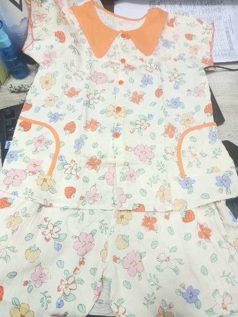 Vải xô mềm tay lắm luôn, hình in dễ thương. Bé mặc lên xinh lắm luôn ạ. Đồ bộ của shop chuẩn size lắm ạ.