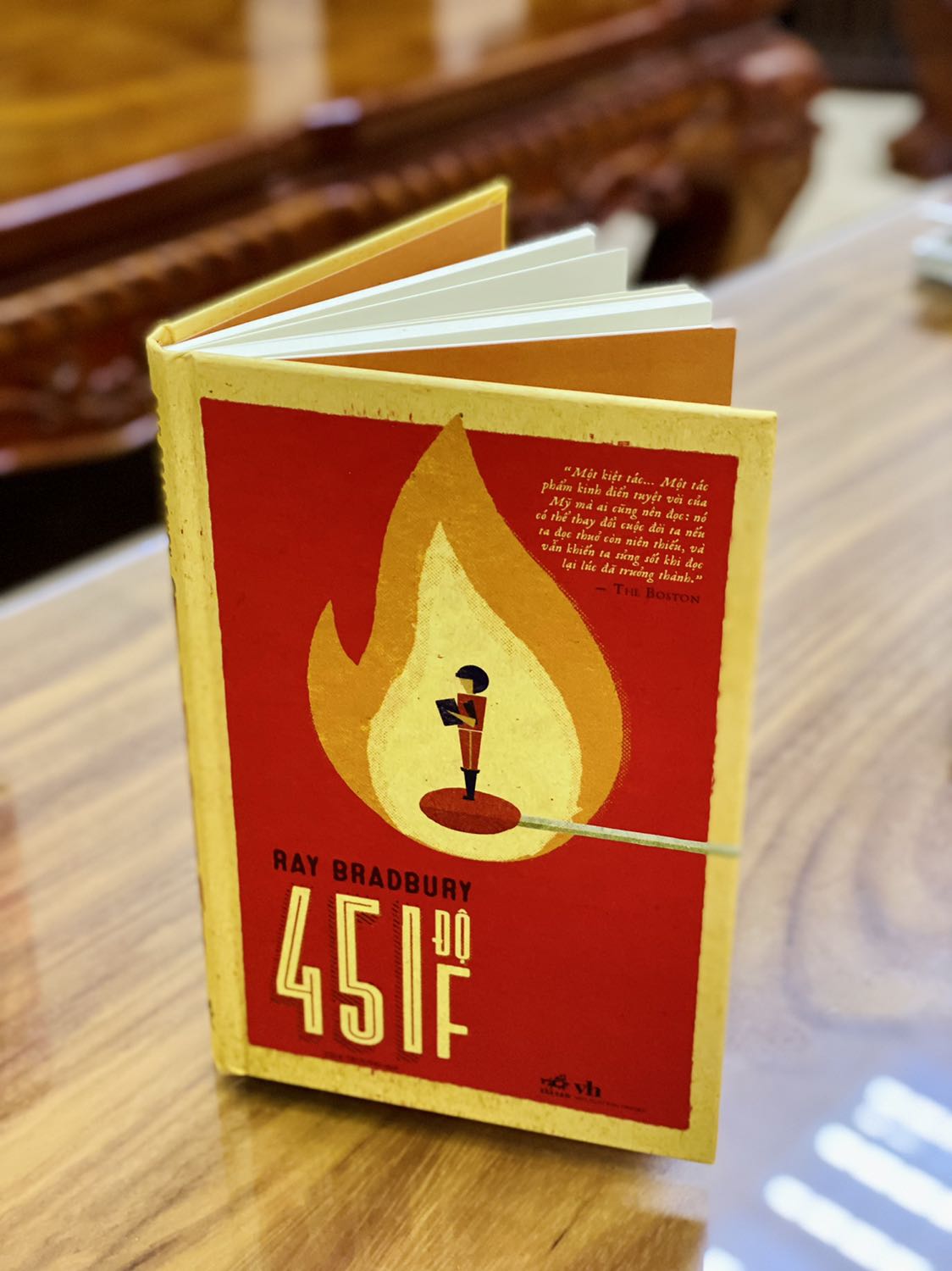 - Fahasa giao hàng nhanh hơn dự kiến 2 ngày, thùng hàng được đóng gói chắc chắn, cẩn thận. Sách được bọc chống sốc và màng co phẳng phiu. 
- Sách khổ vừa, bìa cứng, cầm chắc chắn, chất lượng giấy ổn nhưng khá mỏng, có thể thấy chữ của trang bên kia. Bìa sách đẹp, màu đỏ chủ đạo rực rỡ.