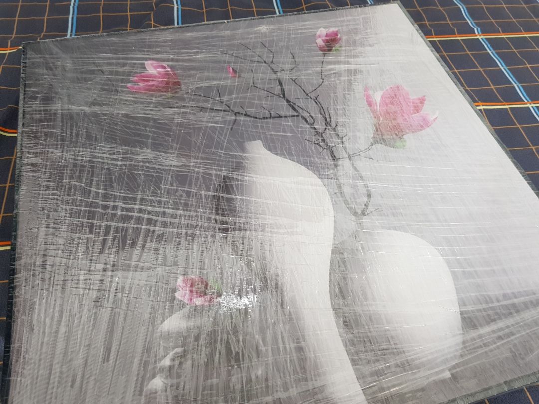 Tranh đc gói bọc kỹ càng, khui ra hết cả hơi. Thực sự đẹp, nét in rất sắc nẻt.