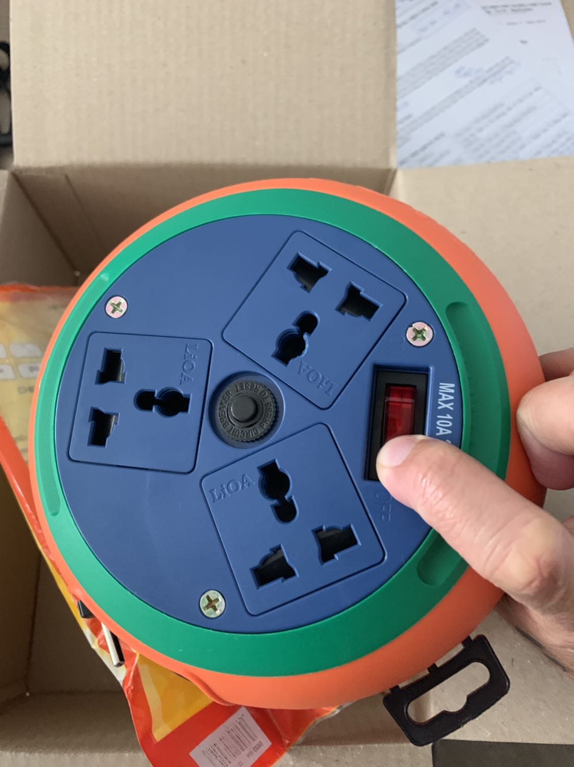 Dây to, khả năng chịu tải tốt
Xoắn dây ra vào đều khá nhẹ nhàng! 
Khe cắm đủ rộng cho các giắc cắm to 3 chân cùng lúc!