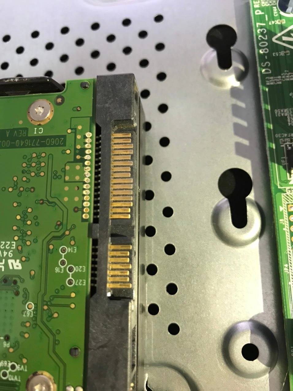 Mình mua bộ Cam này  khi nhận hàng về đã thấy hàng từng qua sử dụng rồi, và lắp HDD xong chạy thử thì không nên , tiếng kêu nghe thì đã biết bị hỏng rồi, kêu rè rè...