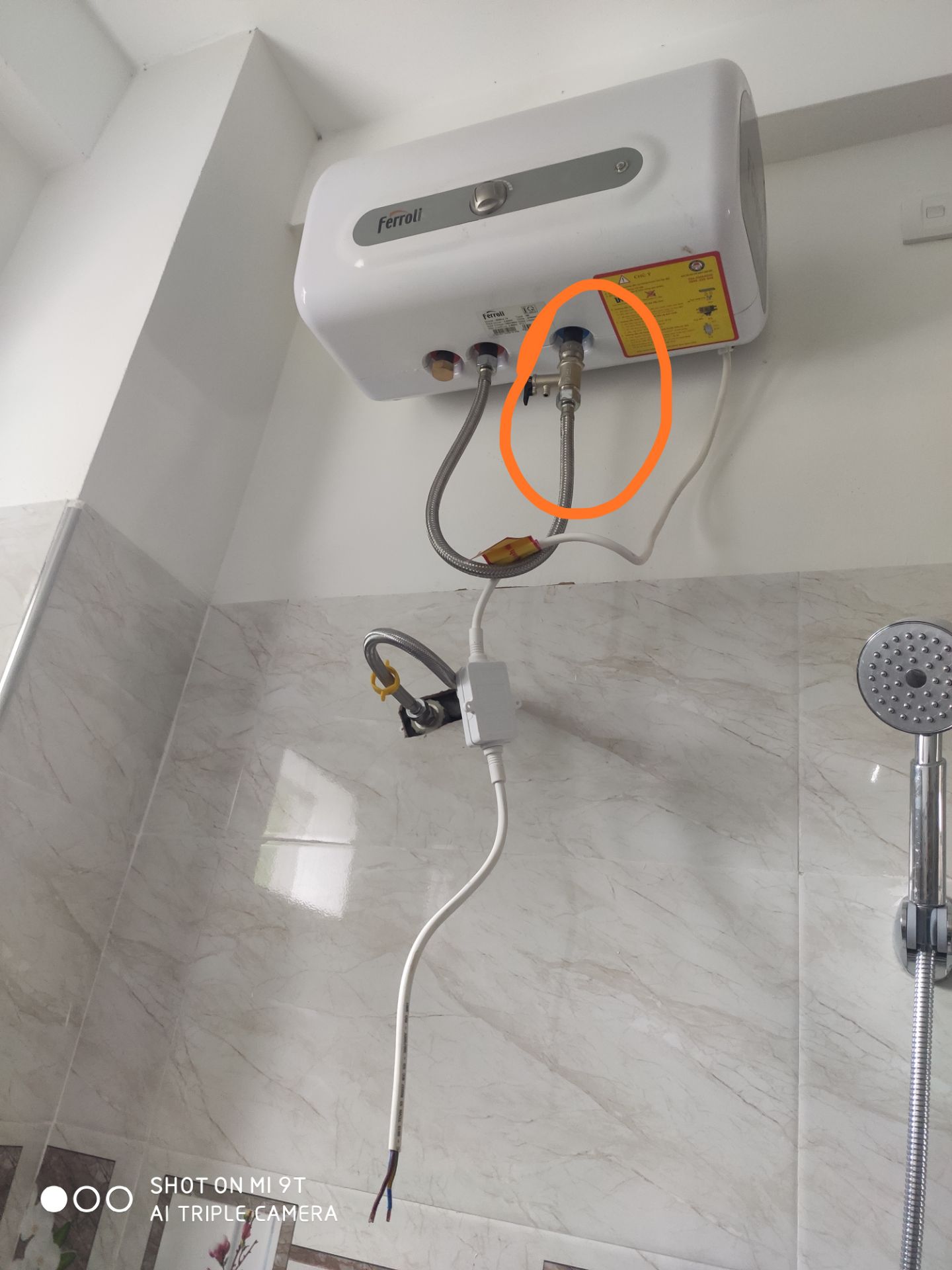 sản phẩm lỗi ren bên phần ống nước dẫn vào, không thể nào lắp dây cấp vào đc.
đã liên gệ tiki trading xử lý, đã phản hồi và bảo nhân viên bảo hành tới nhà xử lý nhưng chưa thấy. Hi vọng tiki trading sẽ không làm mình và khách hàng khác thất vọng. tks