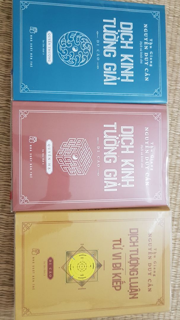 Sách đẹp, giao hàng nhanh hơn dự kiến. Dịch kinh tường giải là bộ sách phân tích và giải thích đầy đủ 64 quẻ của Kinh Dịch theo tinh thần khoa học. Một bộ sách phải có cho những bạn muốn tìm hiểu về Kinh Dịch.