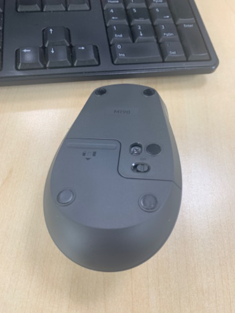 không thấy dán tem bảo hành