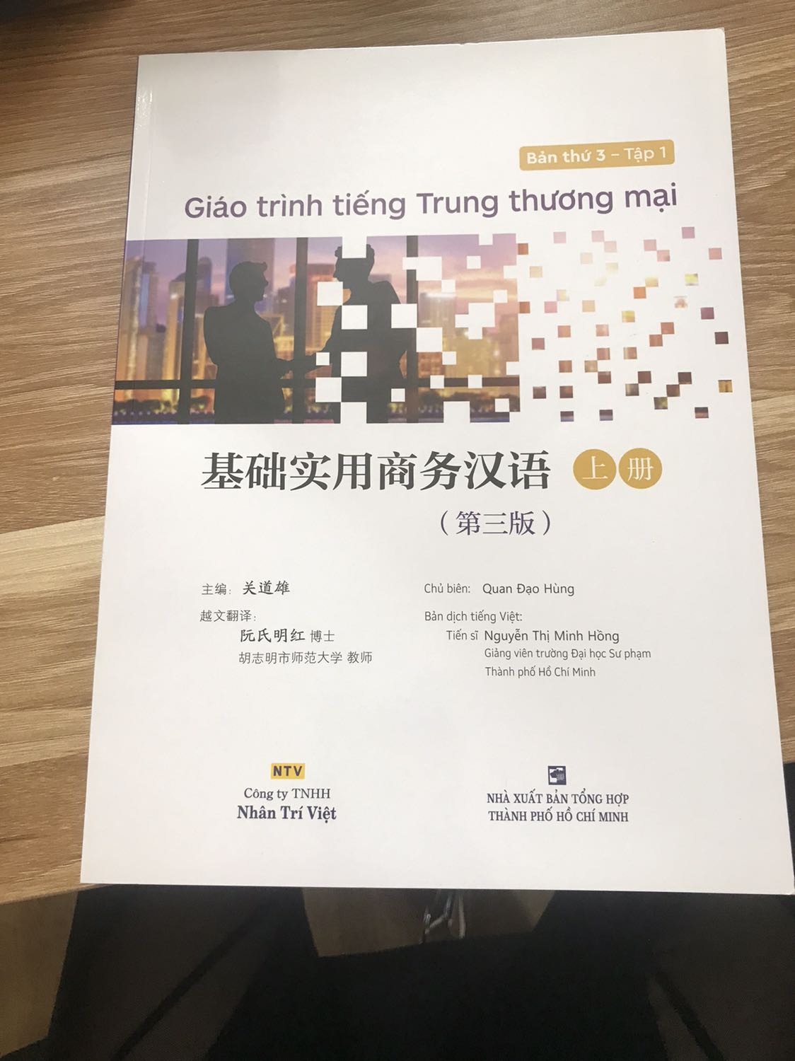 Sách giao ki tì vết. Thích nxb nhân trí vì file online dễ học, ứng dụng cao. Chủ để đa dạng, sát với nhu cầu người học