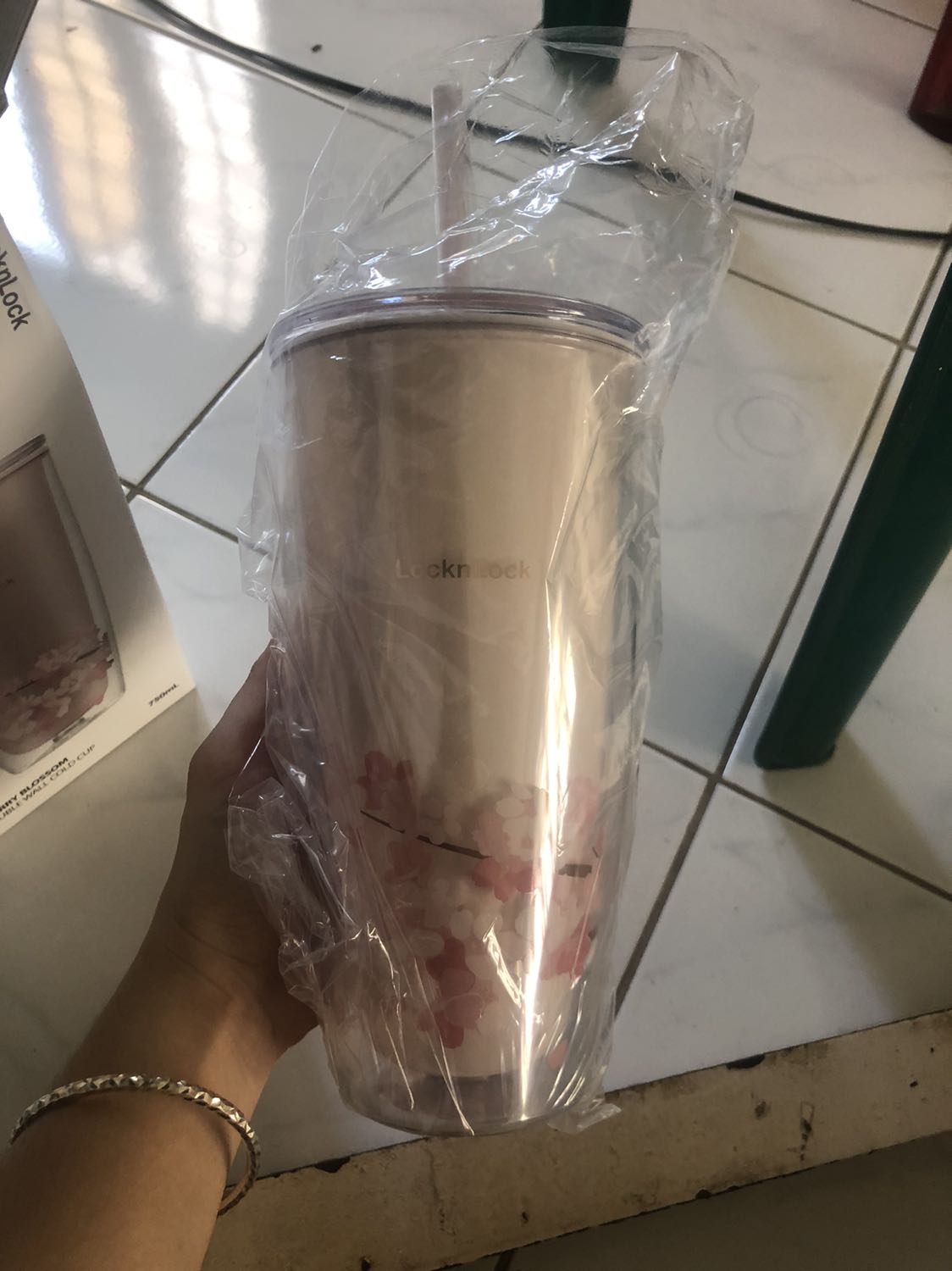 Bình rất to so với tưởng tượng của mình và rất đẹp nha mọi người. Nhưng đóng gói và vận chuyển hơi thất vọng. Nhận hàng mình chứ sợ bị bể ly.