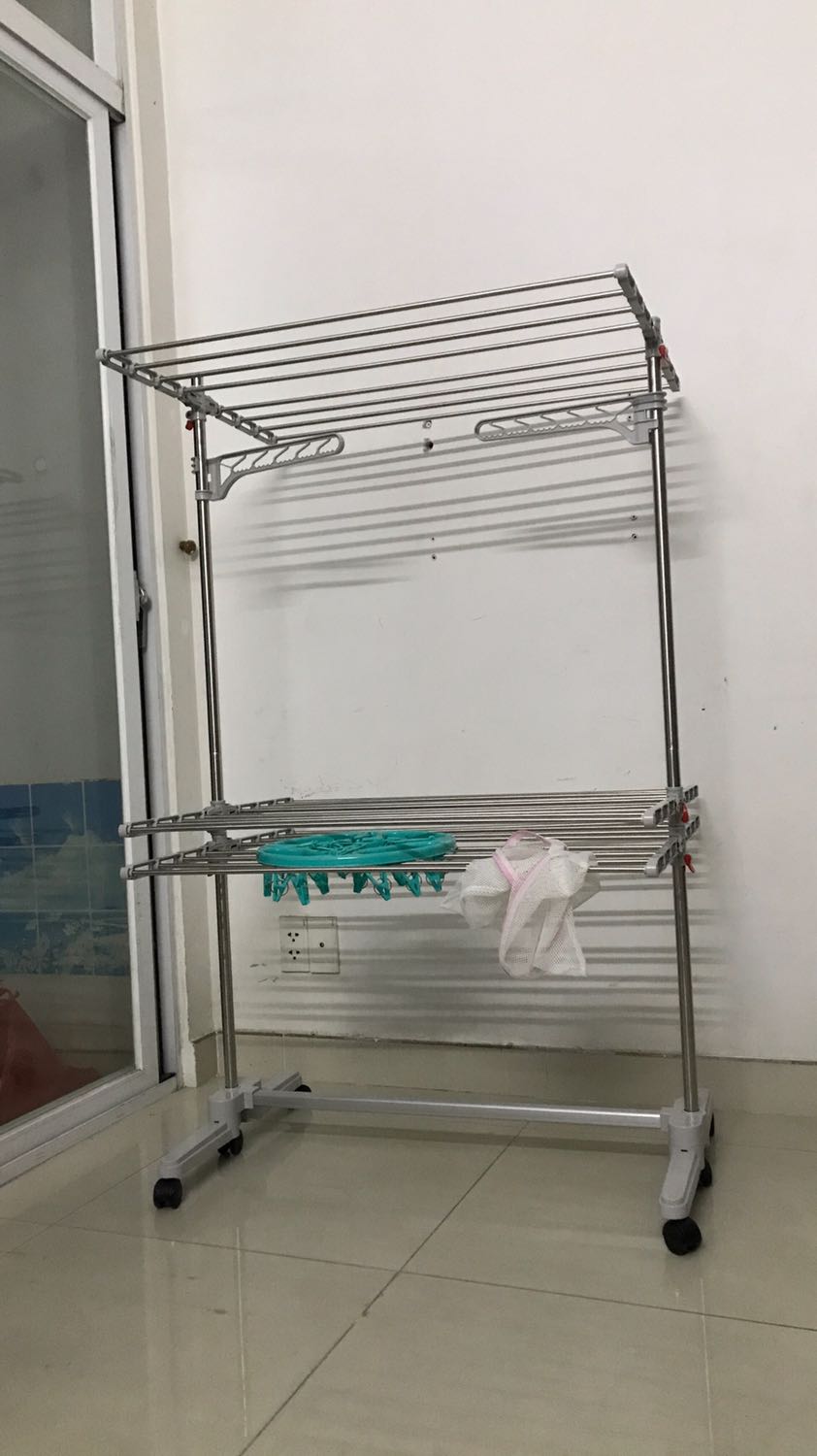 Mình mua mục đích để treo đồ con nít nên thấy rất ok. Sản phẩm dễ lắp mà cũng dễ di chuyển, treo được nhiều đồ. Có điều bạn nào muốn mua để treo nhiều quần áo nặng thì nên cân nhắc nhé