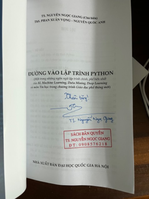 Giao hàng nhanh sách bản quyền được tác giả kí tặng. Nội dung phù hợp với các bạn chưa có kiến thức Python vẫn học được cuối sách có thêm thông tin 1 số website để tham khảo. 5 sao cho shop và tác giả