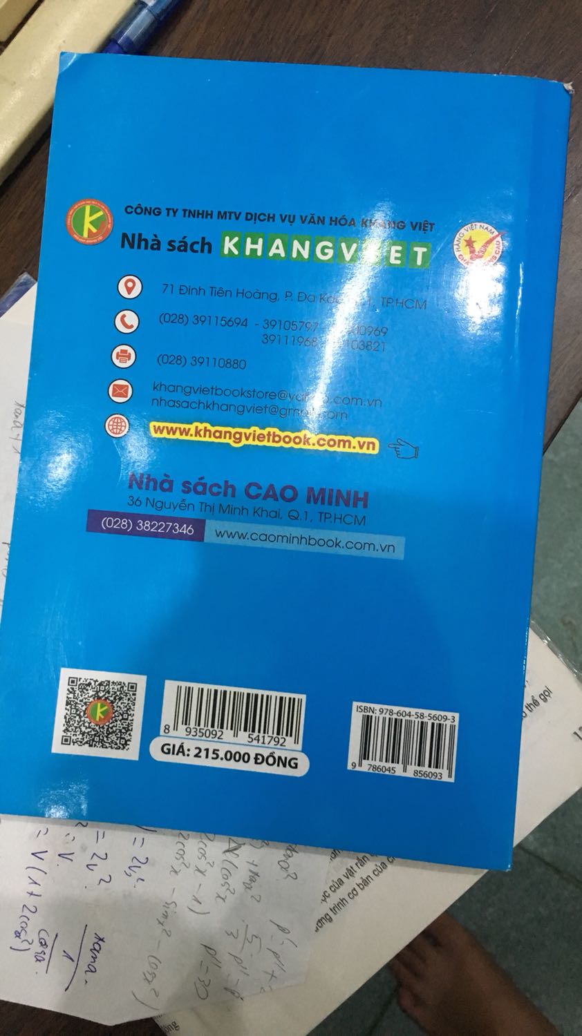 Sách đẹp mới nhưng bìa ngoài khá dơ. Giá cả mặc dù rẻ hơn thị trường nhưng so ra một cuốn sách khá đắt đó. Ship tất thời,