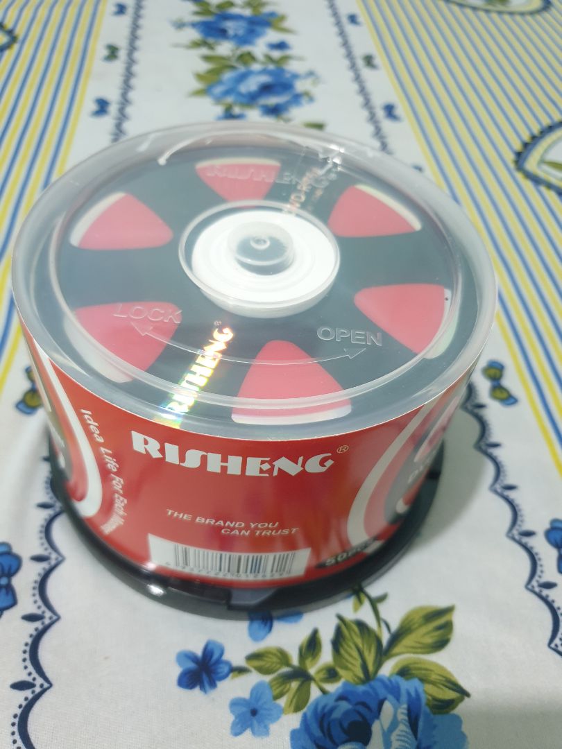 Mua lốc 50 đĩa Maxell mà gửi đĩa hãng khác. Yêu cầu đổi giao lại đúng sản phẩm. Lốc đĩa giao sai còn bị bể vỏ hộp. Rất không hài lòng!