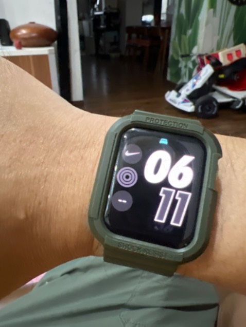 Ốp khá cứng đeo bị đau tay. Giao hàng nhanh đóng gói tốt..