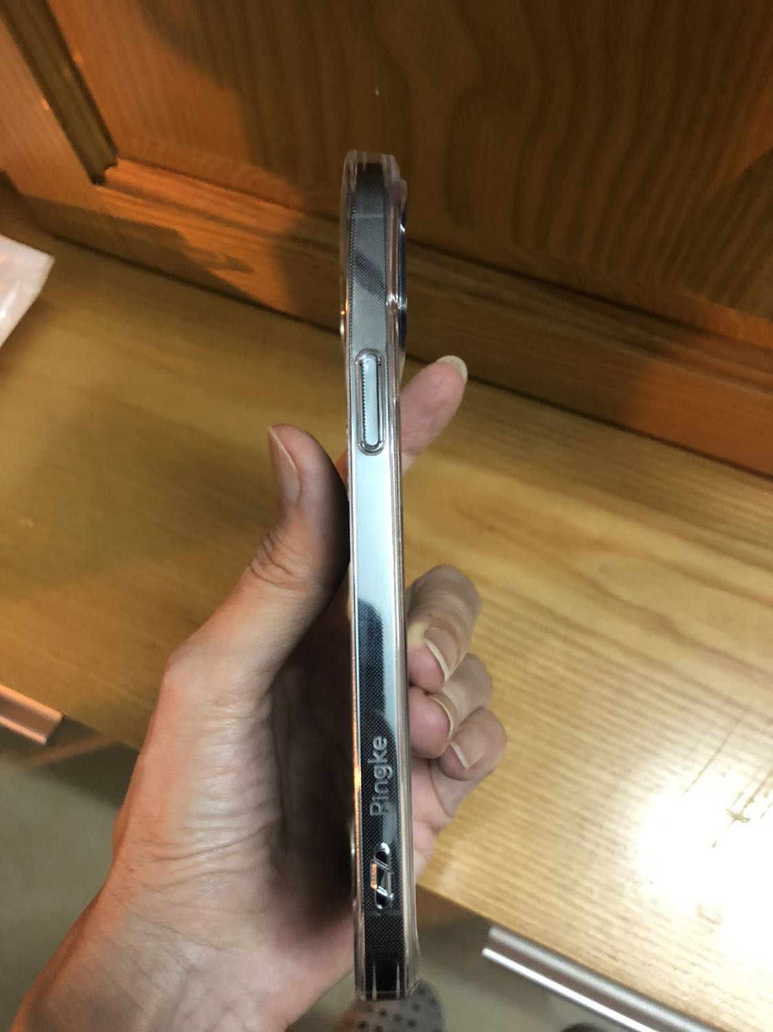 Hàng mới, có lớp dán bảo vệ ốp cả hai mặt, chỉ cần lột ra rồi gắn vào điện thoại là xong. Ốp đẹp, dễ gắn vào nhưng lấy điện thoại ra thì hơi khó vì nó ôm sát. Mặt sau có gờ nhô cao hơn camera sau nên khi để điện thoại lên mặt bàn không sợ bị trầy camera. Mới sử dụng nên không biết lâu dài ốp có bị ngả màu vàng hay không, nhưng bây giờ thì rất ưng ý.