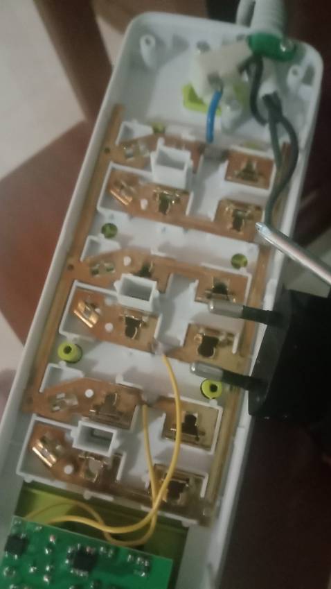 phích cắm mình hơi dở nên bị kẹt phải tháo ổ cắm để rút ra