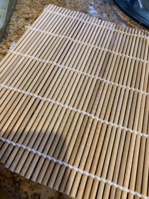 Mành tre nhìn chắc chắn hơn loại khác, có mùi tre thơm tuy nhiên mình không chắc là dây kết nối các cọng tre làm bằng chất liệu gì vầ có an toàn cho food không?!!