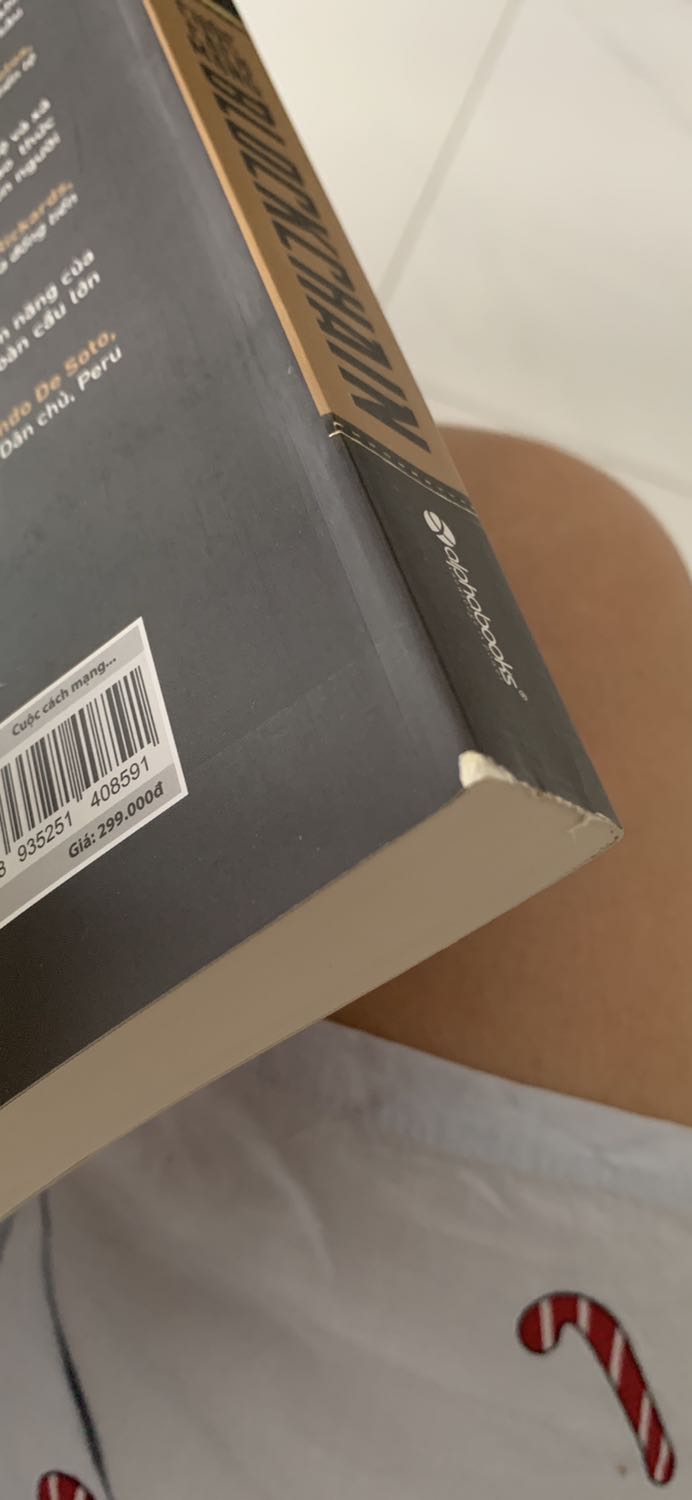 Mặc dù gói hàng rất cẩn thận nhưng Sách mới nhận nhưng đã bị sứt mất 1 miếng như trong hình và nhìn keo dán ở gáy sách mỏng, có lẽ là đọc 1 tgian sẽ bị rớt vài tờ ra :)) . Chưa đọc nên chưa review được. Nhưng cũng khá hài lòng.